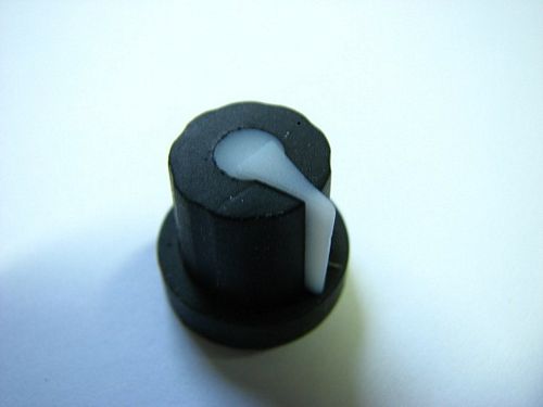 Gałka 1001 CZARNA WSKAŹNIK BIAŁY OŚ 6MM